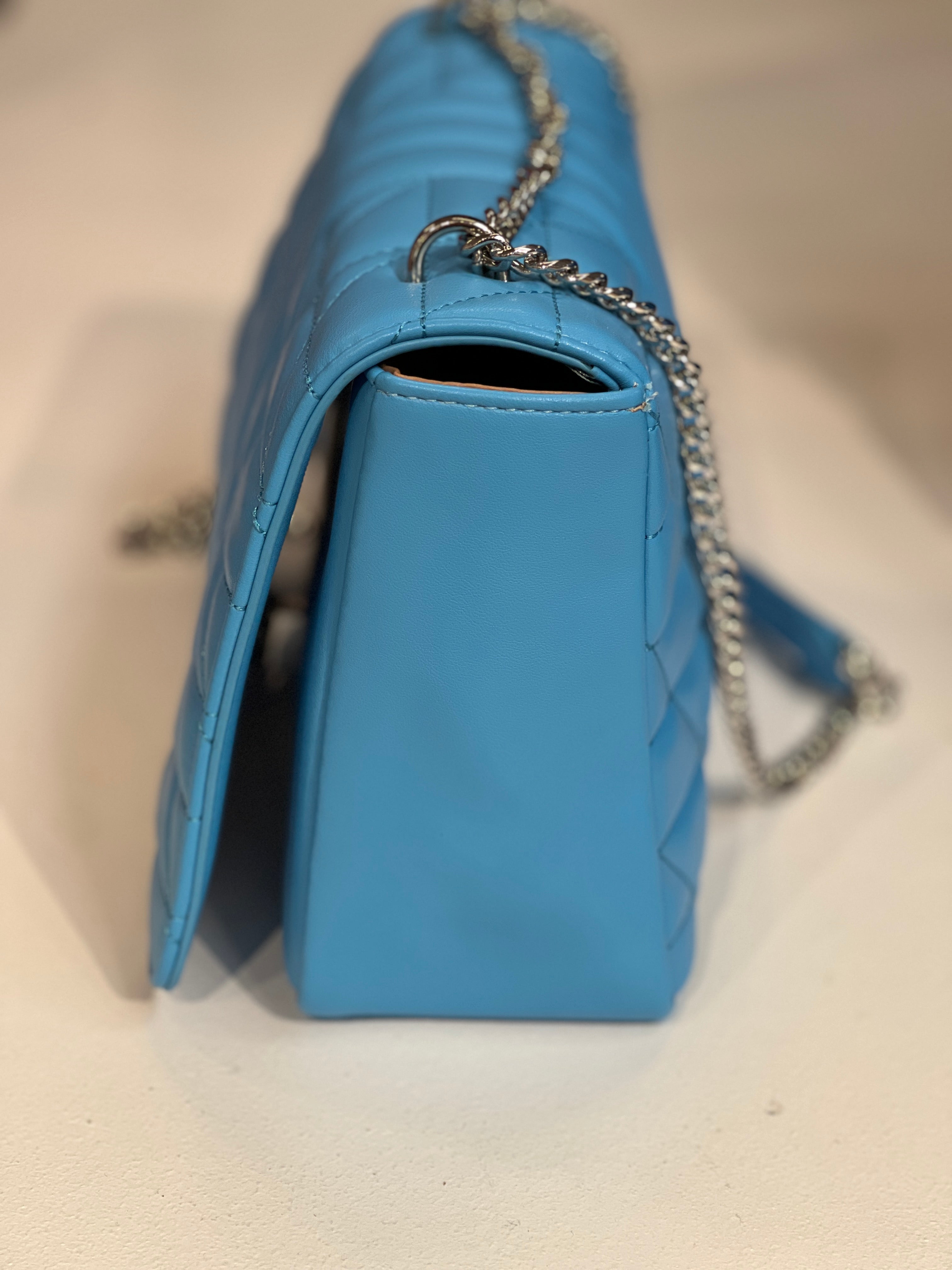 Hallie - Stor korsväska med silverfärgad kedja och stängning